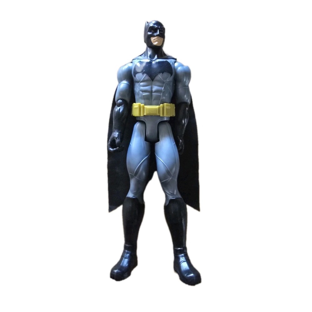 Mattel DC Comics‎ Batman 11" Action Figure 2015 DLN32 Gray Suit Yellow Belt Toy